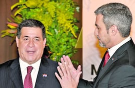 Imagen de archivo: los expresidentes Horacio Cartes (izq.) y Mario Abdo Benítez (der.).