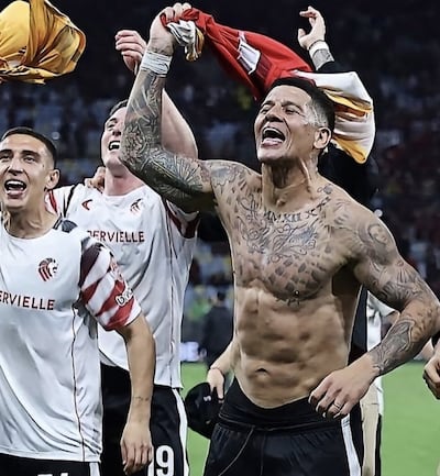 Marcos Rojo (derecha), el futbolista que generó el reclamo del Flamengo, en pleno festejo de la clasificación a la final de la Libertadores del Estudiantes de La Plata.