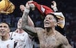 Marcos Rojo (derecha), el futbolista que generó el reclamo del Flamengo, en pleno festejo de la clasificación a la final de la Libertadores del Estudiantes de La Plata.