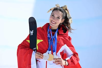 La superestrella del esquí acrobático, la china nacida en Estados Unidos Eileen Gu (22 años), evitó irse sin títulos de los Juegos de Milano-Cortina al revalidar su título olímpico en el halfpipe.
