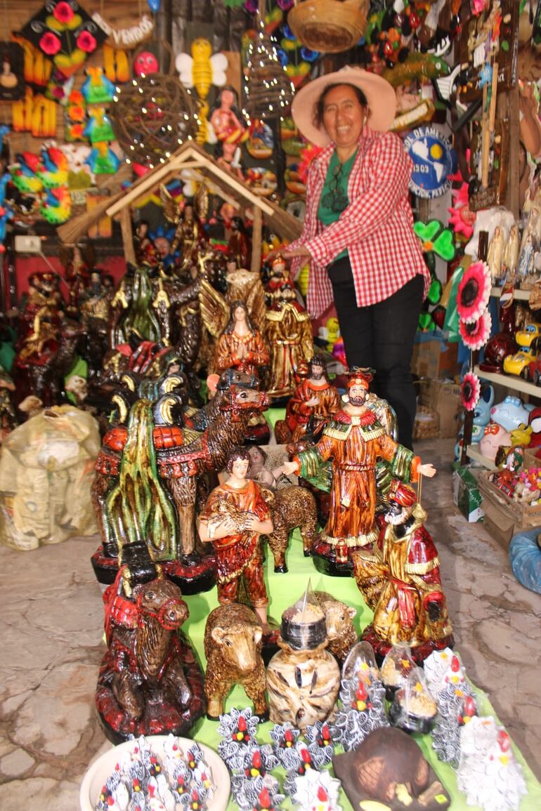 Celia Monges también cuenta con su stand, ofreciendo piezas trabajadas con la misma dedicación que caracteriza a los artesanos de la zona.
