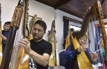 Arpistas japoneses ensayan para el concierto que ofrecerán esta noche en el Teatro Municipal "Ignacio A. Pane".