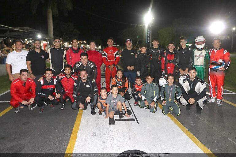 La foto oficial de todos los participantes el sábado de la tradicional maratón.