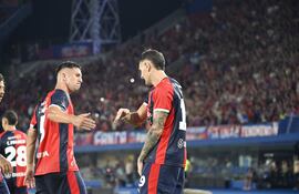 Golpe de diestra de los goleadores de Cerro Porteño en el triunfo sobre Luqueño. Jorge Morel y el “Pirata”. Pablo Vegetti marcó su primer gol.