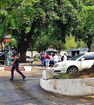 Según la denuncia realizada a ABC, al menos 6 personas bajaron de la ambulancia del SEME.