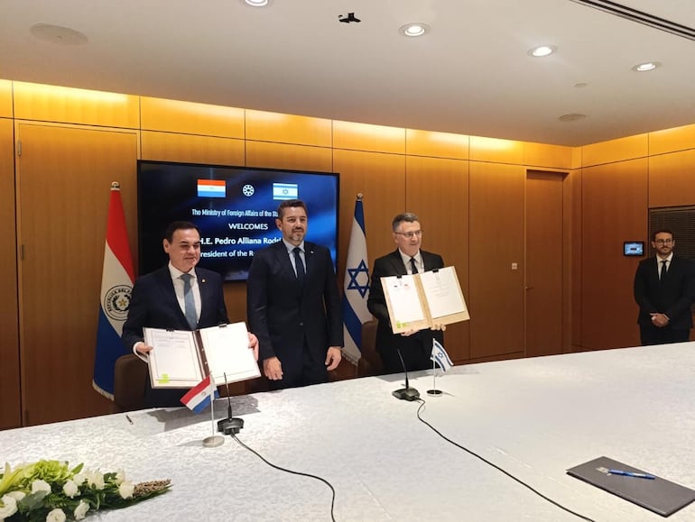 Pedro Alliana, el canciller y Gideon Sa’ar.