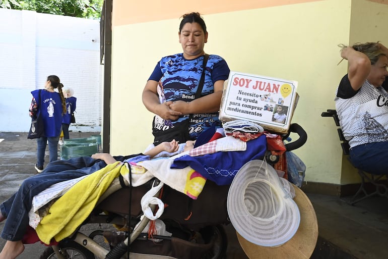 Noelia y Juan Marcelo, caminaron desde el ramal Piribebuy para llegar junto a la Virgencita Azul. 
