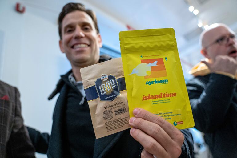 El jefe de Operaciones de la ONG Housing Works, Andrew Greene, muestra su compra de marihuana, hoy, durante la apertura de Housing Works Cannabis, el primer dispensario legal de marihuana situado en la parte baja de la Avenida Broadway, en el sur de Manhattan en Nueva York (EE.UU.).