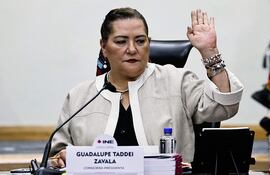 La consejera presidenta del Instituto Nacional Electoral (INE) Guadalupe Taddei, participa en una sesión en el inicio del proceso electoral para elegir ministros, magistrados y jueces, este lunes, en Ciudad de México (México). El Instituto Nacional Electoral (INE) de México se declaró listo para comenzar el inédito proceso para organizar los primeros comicios para elegir a jueces, magistrados y ministros de la Suprema Corte por voto popular, tras promulgarse la reforma del presidente, Andrés Manuel López Obrador.