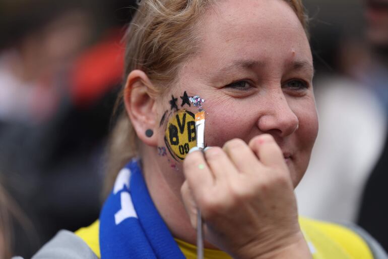 Los aficionados en los alrededores del estadio de Wembley antes de la final de la Champions League entre el Borussia Dortmund y el Real Madrid en Londres.
