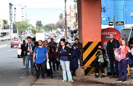 Multitud de pasajeros esperando la llegada de alguna línea de transporte público sobre la avenida Eusebio Ayala.