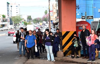 Multitud de pasajeros esperando la llegada de alguna línea de transporte público sobre la avenida Eusebio Ayala.