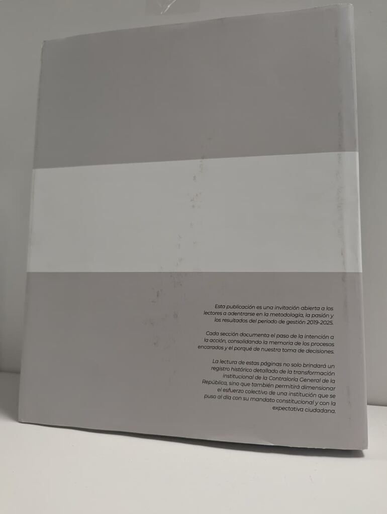 No se encuentra ningún tipo de ISBN por el libro.