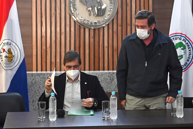 En la foto, Vicente Bataglia y el doctor Óscar Franco, a quien destituyó de su cargo como director médico tras el escándalo por supuesta mala praxis. 