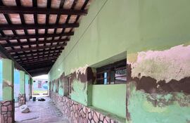 La Escuela y Colegio El Divino Infante de Ypacaraí se encuentra en lamentables condiciones.