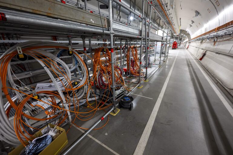 Una vista de una nueva galería técnica construida en el proyecto Hilumi HL-LHC; este nuevo imán superconductor permitirá concentrar haces de partículas y aumentar el número de colisiones, en la Organización Europea para la Investigación Nuclear (CERN), en Meyrin cerca de Ginebra, Suiza, 26 de junio de 2026.   