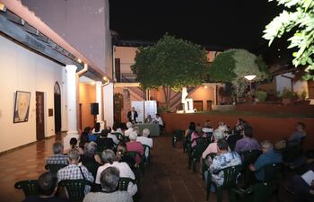 El lanzamiento de la obra sobre Emilio Barreto convocó a un numeroso grupo de personas, reunidas para celebrar la vida de un resiliente.