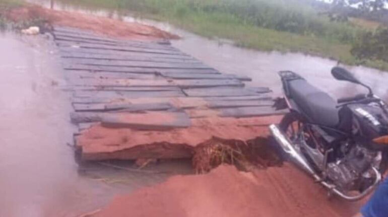 La improvisada pasarela construida por la comuna local tampoco se puede utilizar luego de las fuertes precipitaciones registradas  en la zona.
