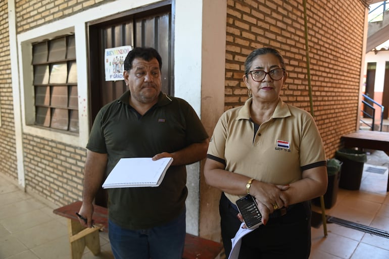 La supervisora Zully López y el director, Ronald Medina, en el pabellón que será utilizado como salón de clases ante la falta de aulas.