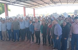 El Vicepresidente Pedro Alliana, el gobernador de Ñeembucú, Víctor Hugo Fornerón; el director de la Entidad Binacional Yacyretá (EBY), Luis Benítez; y el presidente del Instituto Nacional de Desarrollo Rural y de la Tierra (Indert), Francisco Ruiz Díaz junto a los pobladores del asentamiento Belén,distrito de Tacuaras.