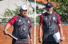 Robert Pereira Molina (izquierda), entrenador del Sportivo Limpeño, en compañía del auxiliar técnico Juan Daniel Cáceres.