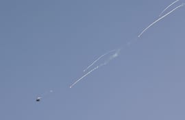 Un avión de guerra israelí lanza bengalas sobre la Alta Galilea, cerca de la frontera entre Israel y Líbano