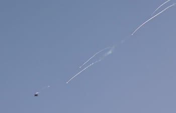 Un avión de guerra israelí lanza bengalas sobre la Alta Galilea, cerca de la frontera entre Israel y Líbano