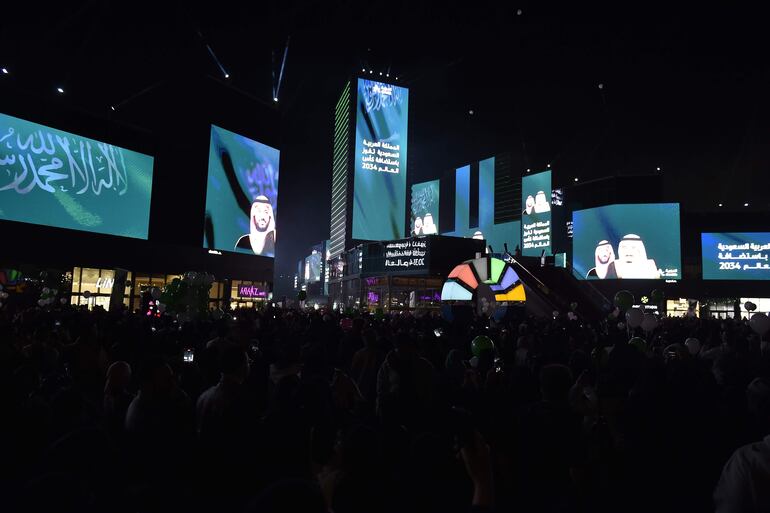 Riyadh (Saudi Arabia), 11/12/2024.- People celebrate after Saudi Arabia was confirmed as host of the 2034 World Cup, in Riyadh, Saudi Arabia, 11 December 2024. The Extraordinary FIFA Congress 2024 on 11 December officially named Saudi Arabia as the host nation of the FIFA World Cup 2034. (Mundial de Fútbol, Arabia Saudita) EFE/EPA/STRINGER