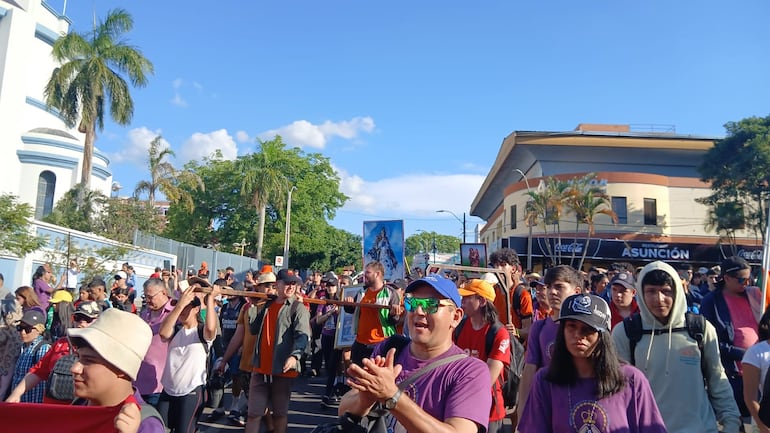 Delegaciones de jóvenes de varias diócesis llegaron para compartir su fe.