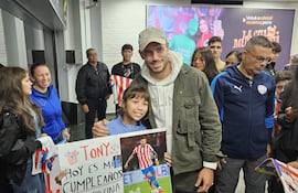 El delantero del Cremonese, Antonio "Tonny" Sanabrial (30 años) comparte con sus fanáticos en su llegada al Silvio Pettirossi.
