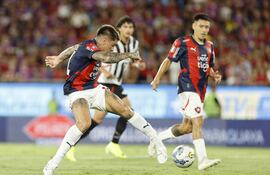 Juan Manuel Iturbe, futbolista de Cerro Porteño, ejecuta el balón durante un partido frente a Libertad por la primera fecha del torneo Apertura 2025 del fútbol paraguayo en el estadio La Nueva Olla, en Asunción, Paraguay.
