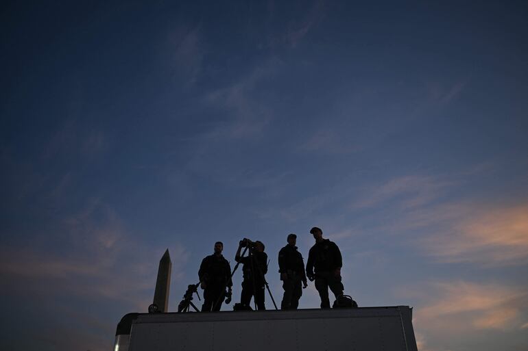 Agentes del Servicio Secreto estadounidense durante un acto de campaña de la vicepresidenta Kamala Harris en Washington, el pasado martes.