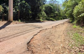 La calle del barrio San Vicente está en pésimas condiciones, lo que dificulta el tránsito de vehículos y peatones que la utilizan diariamente.