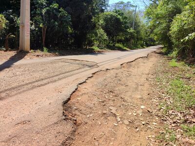 La calle del barrio San Vicente está en pésimas condiciones, lo que dificulta el tránsito de vehículos y peatones que la utilizan diariamente.