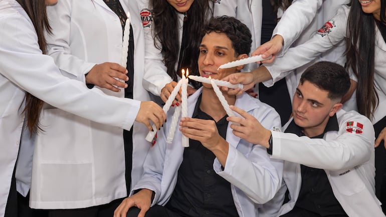 La luz de las velas acompañó el compromiso de los estudiantes, como símbolo de esperanza, servicio y responsabilidad frente a quienes necesitarán de sus conocimientos.