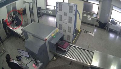 Imágenes de circuito cerrado que fueron captadas el día en que se inició el "Operativo Scanner", cuando una "mula" cayó por equivocación con cocaína en la maleta.