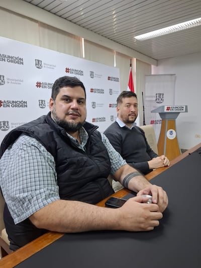 Jorge Cantero, coordinador de Asuntos Legales y director de Fortalecimiento y Mejoramiento Municipal, y Juan José Armoa, jefe acciones judiciales.