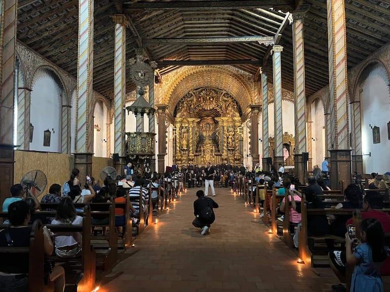 El historiador Fernando Díaz explicó a los presentes la historia de la Misa Guarayo.