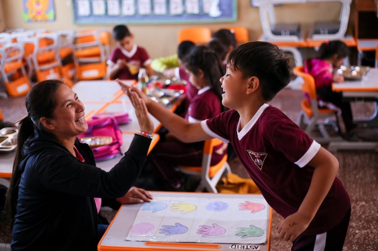 Los niños, recibiendo el apoyo en los programas de la fundación.