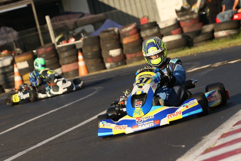 Blas Llano (h) se adjudicó la victoria del domingo en Fórmula Mundial.