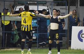 El goleador Diego Agustín Fernández Servín (der., 23 años), abre los brazos ante Eduardo Sebastián Zaracho (26), quien se aproxima para congratularlo.