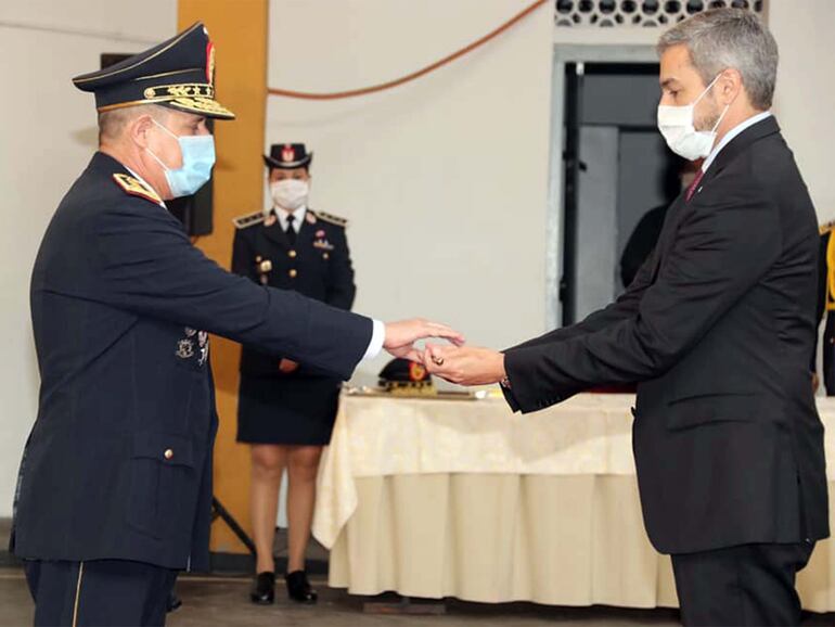 El anterior comandante , Francisco Resquín, cuando recibió su bastón de mando de parte de Mario Abdo Benítez.