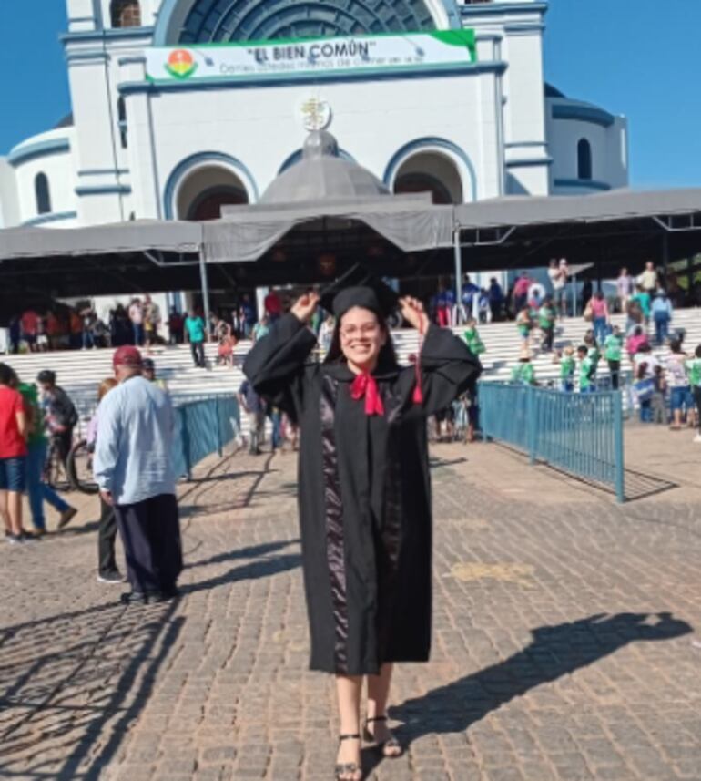 Jade Melgarejo, agradece a la Virgen de Caacupé por haber culminado la carrera de docencia.