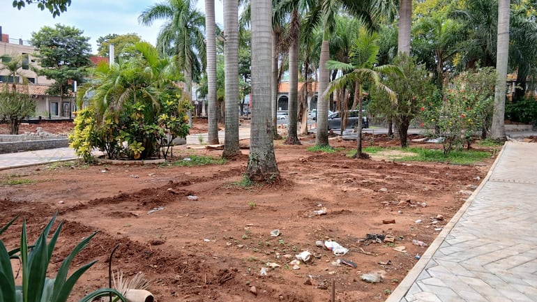 Los jardines de la Catedral de San Lorenzo quedaron destruidos debido a la obra.