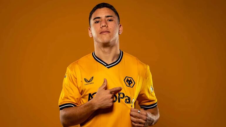 Enso González durante llegada, revisión médica y presentación como refuerzo de Wolverhampton.