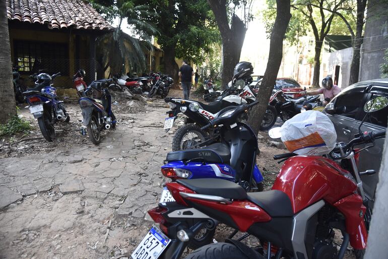 Casa abandonada es también lugar de estacionamiento, ocupando las veredas e imposibilitando el tránsito peatonal.