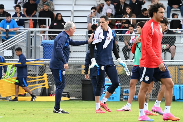Gustavo Alfaro otorga indicaciones a Roberto "Gatito" Fernández en el entrenamiento de hoy.