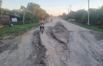 En esta cuadra debe completarse el cementado previa colocación del sistema de desagüe, en días de lluvias se torna imposible transitar por el lugar.