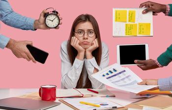 Imagen representativa de una empleada con sobrecarga laboral.
