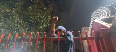 Un hombre quiso ingresar a la casa de su madre trepando el portón y quedo atrapado.